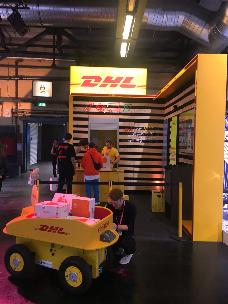 Dzięki DHL można było od razu wysłać zakupy do domu. Firma prezentowała też specjalnego robota do przewozu paczek