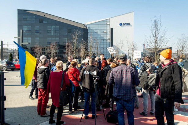 Uczestnicy pikiety przed siedzibą Toruńskich Zakładów Materiałów Opatrunkowych
