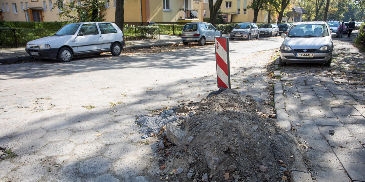 Mają pieniądze, a przesuwają inwestycje