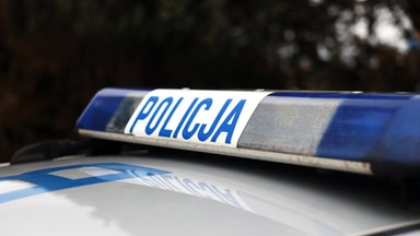 Kierowca audi wjechał w grupę pieszych i uciekł. Akcja policji