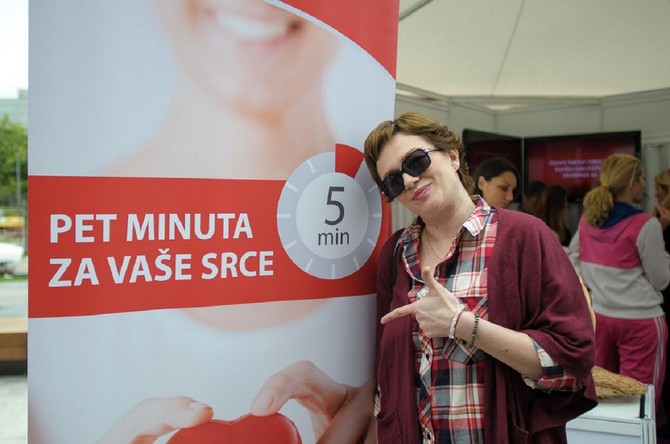 Ivana Peters podržala je akciju  “Pet minuta za vaše srce” koja je organizovana u nedelju ispred Šoping centra Ušće