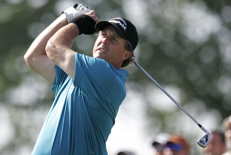 <b>8. Amerykański golfista Phil Mickelson</b>
<br>
<br>
Łączne zarobki: 53,2 mln dol.
<br>
Pensja i nagrody: 5,2 mln dol.
<br>
Kontrakty reklamowe: 48 mln dol.
<br>
<br>
Zawodowo w zeszłym roku wiodło mu się świetnie, między innymi po raz pierwszy zwyciężył w turnieju British Open. W sumie Mickelson ma na swoim koncie 42 zwycięstwa w turniejach PGA oraz pięciokrotnie wygrywał w turniejach wielkoszlemowych.
<br>
<br>
Golfista ma też umowy reklamowe z takimi firmami jak Callaway, Barclay's, KPMG, Exxon Mobil, Rolex i Amgen/Pfizer. Reklamuje również lekarstwo na łuszczycowe zapalenie stawów, z którego sam korzystał, gdy chorował.
<br>
<br>
Golfista ma jednak problemy z prawem - FBI i SEC prowadzi śledztwo w sprawie wykorzystywania przez niego poufnych informacji w handlu akcjami. Mickelson utrzymuje, że nie zrobił nic złego.