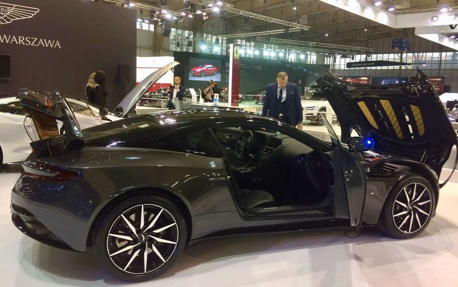 Aston Martin pokazuje premierowy model DB11 - pod maską silnik V12 o mocy 608 KM. Do 100 km/godz. przyspiesza w 3,9 s.