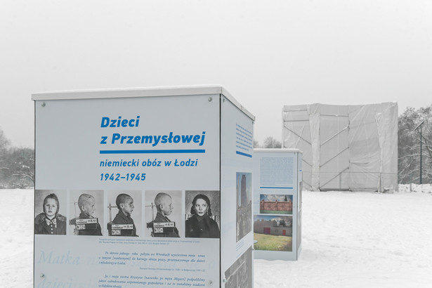 Wystawa „Dzieci z Przemysłowej – niemiecki obóz w Łodzi (1942–1945)” obok Pomnika Martyrologii Dzieci w parku im. Szarych Szeregów w Łodzi