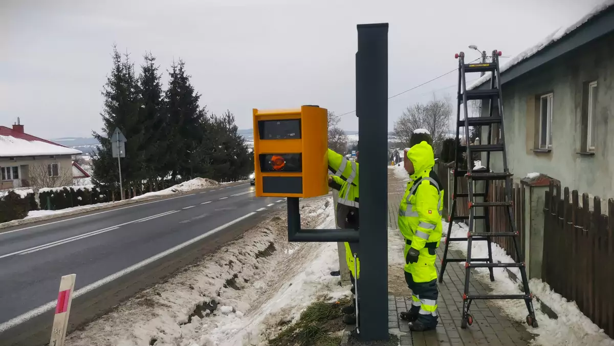 Przy drogach zostanie zamontowanych niemal 250 nowych fotoradarów