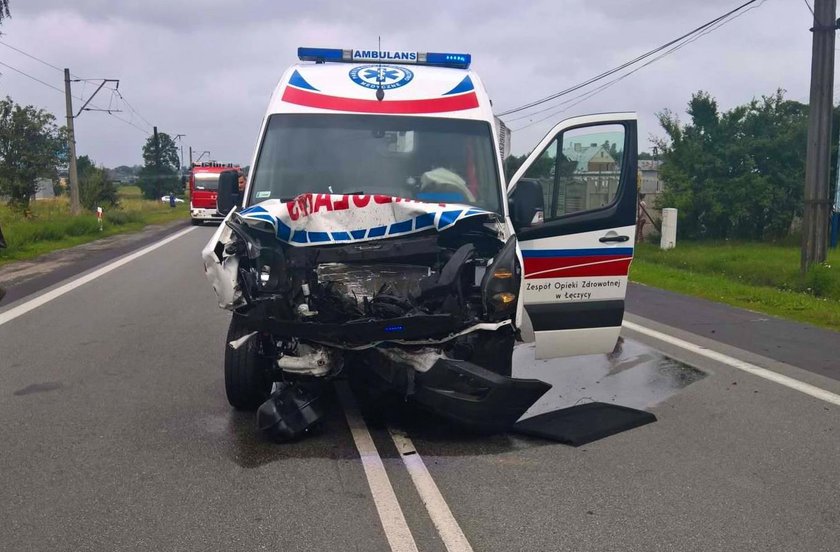 Wypadek karetki pod Ozorkowem. Wiozła pacjenta. W akcji śmigłowiec LPR