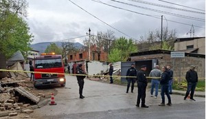 Rušenje garaže u severnom delu Kosovske Mitrovice