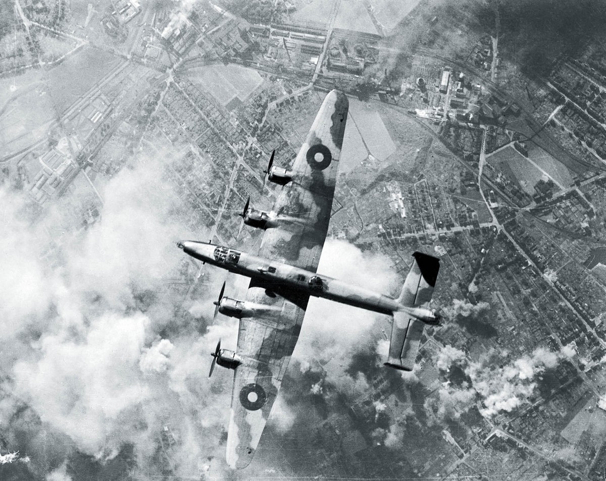 Brytyjski bombowiec Halifax. Taki samolot posłużył do przerzutu grupy cichociemnych na terytorium Polski pod okupacją.