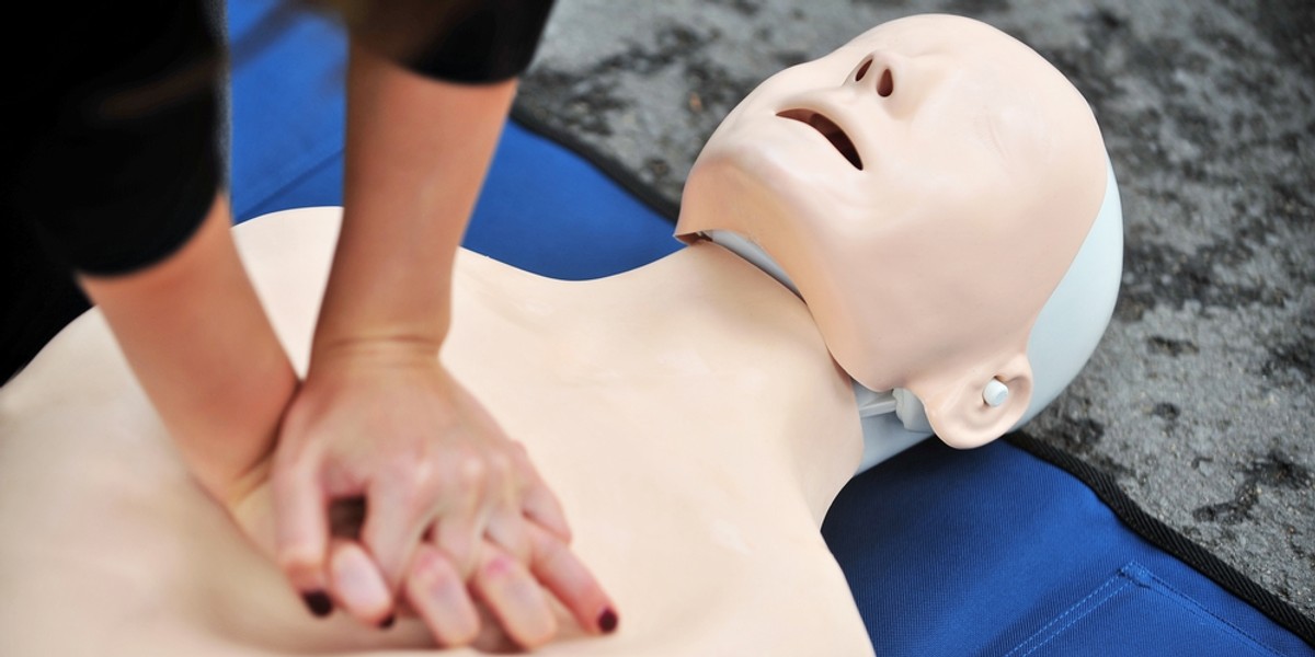 Przedstaw Sposób Udzielania Pierwszej Pomocy Przy Oparzeniach Oczu