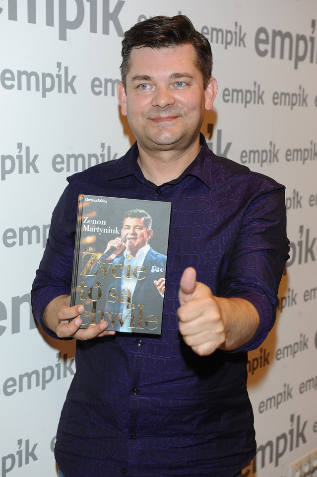 Zenon Martyniuk podpisuje swoją książkę