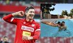 Robert Lewandowski z córkami w basenie. Laura uczy się pływać