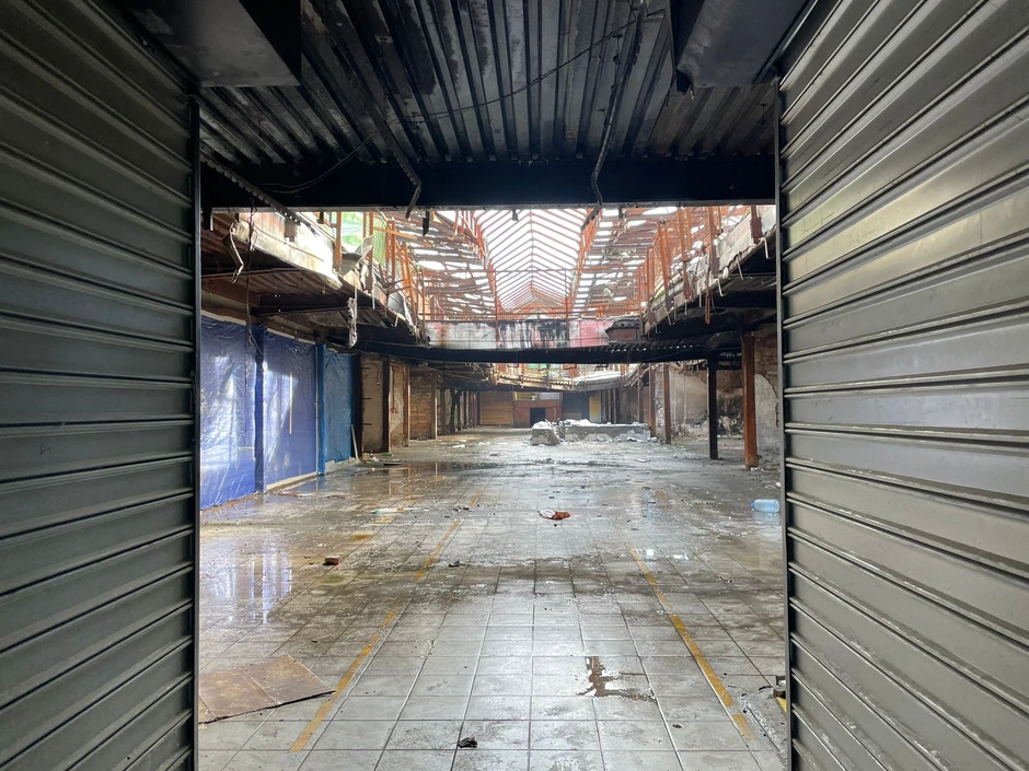 Iz ovog dela tržnog centra Kinezi pokušavaju da spasu robu