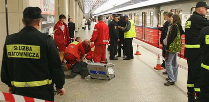 Wypadek w metrze. 60-latka wskoczyła pod pociąg