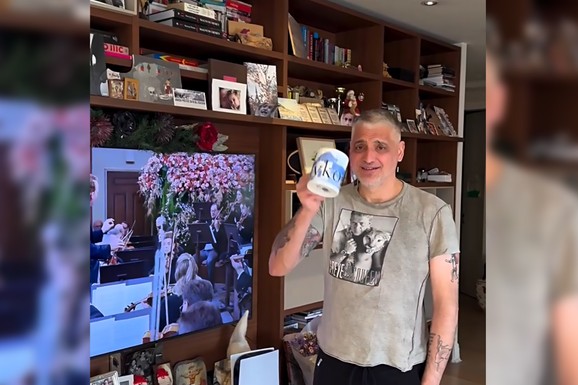 ČEDA JOVANOVIĆ DAN ZAPOČINJE U 5 SATI UJUTRU Sedi u fotelji, oko njega ljubimci, pokazao kakva je atmosfera u porodičnom domu: "Naša jutra"