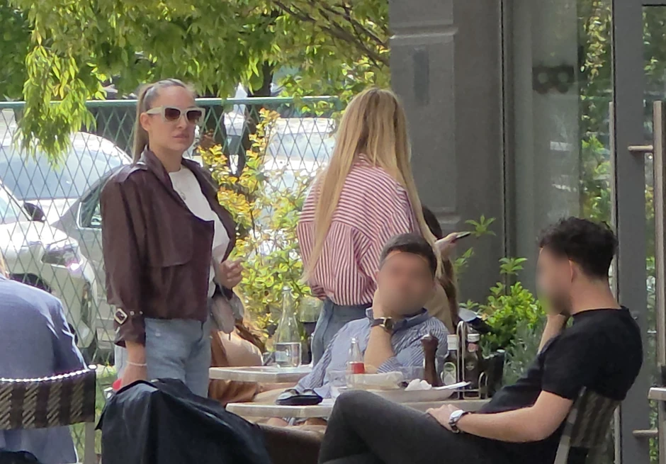 Luna i Anabela u kafiću