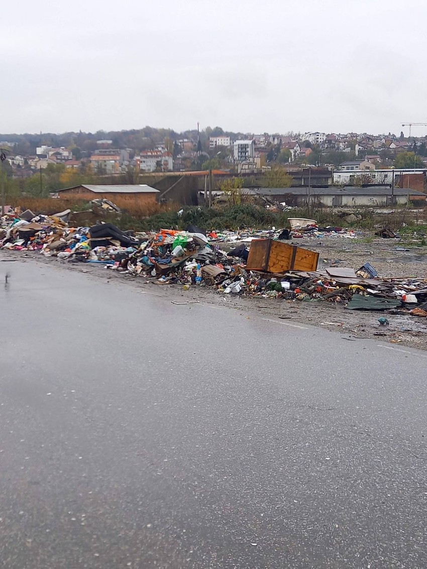 Deponija u ulici Vuka Vrčevića pre čišćenja