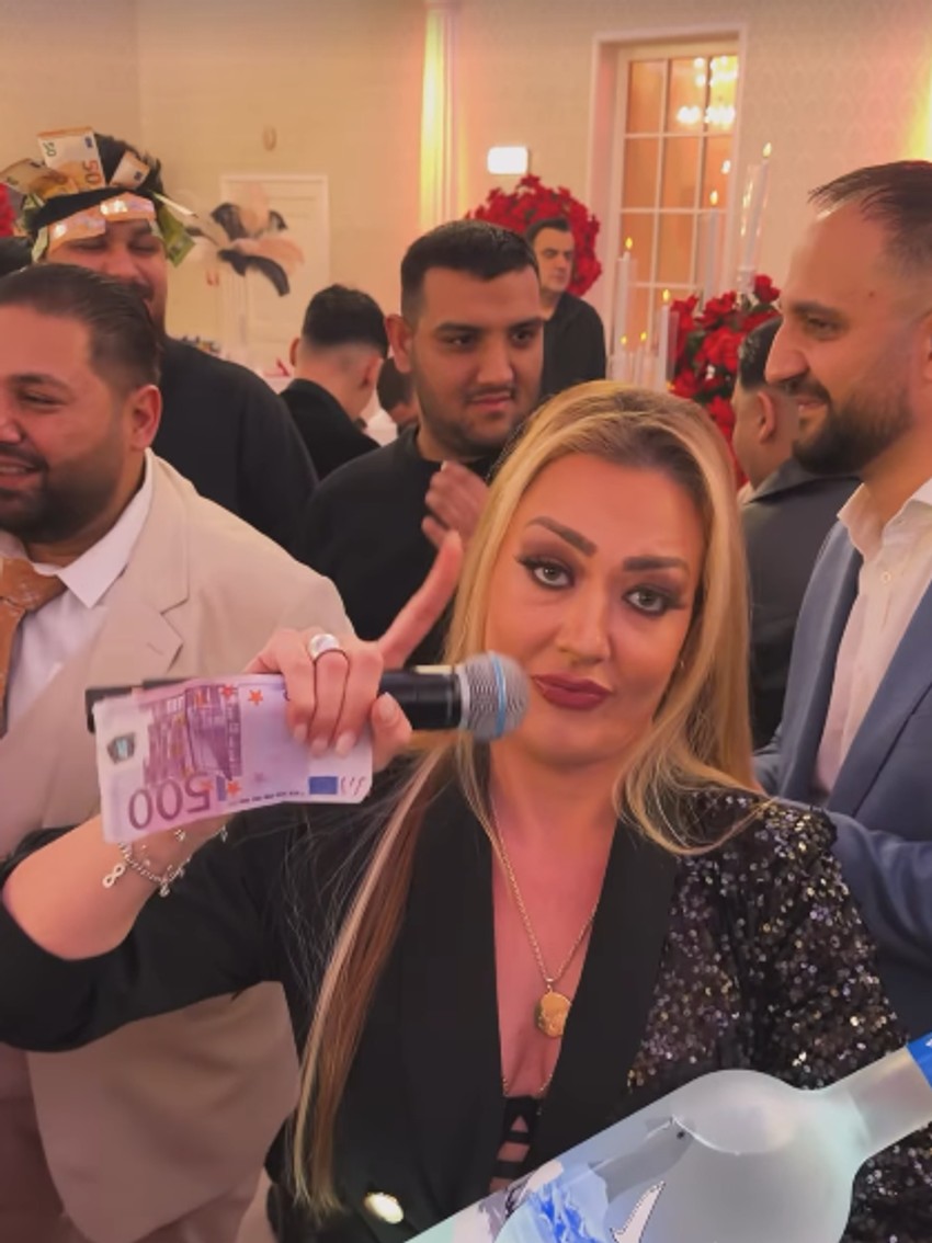 Sandra Rešić drži novčanice od 500 evra: Kitili je na veselju u Beču, puca od ponosa