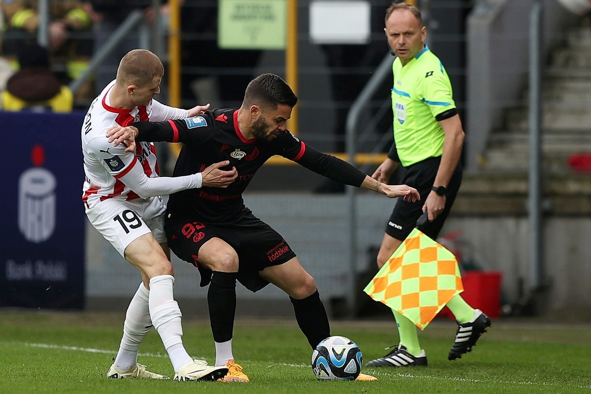 Piłkarz Cracovii David Kristjan Olafsson (L) i Fabio Nunes (P) z Widzewa Łódź podczas meczu Ekstraklasy