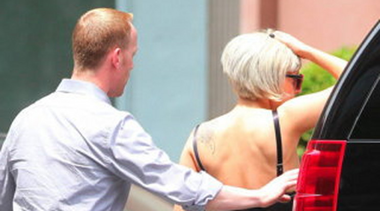 Borzasztóan narancsbőrös Lady Gaga combja