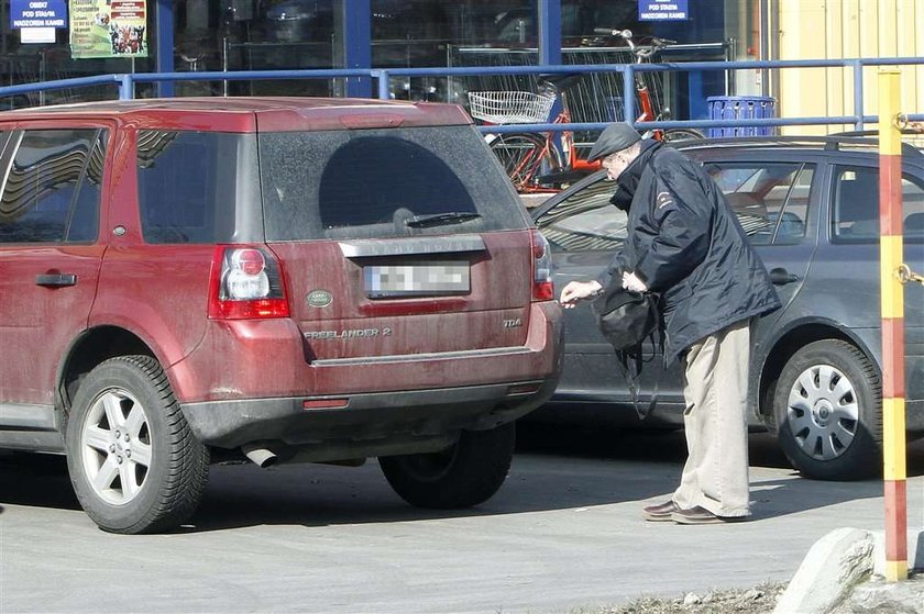 Znany aktor jeździ... brudasem! FOTO