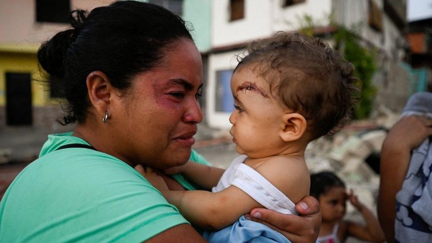 Mnogi su i dalje u šoku od razornog zemljotresa - žena drži u naručju povređeno dete | Foto: REUTERS/Maxwell Briceno