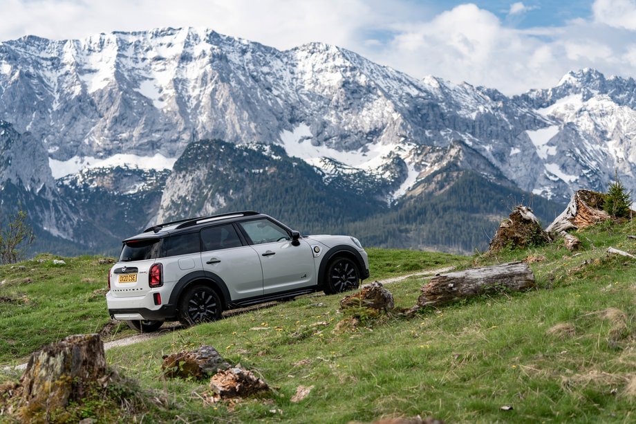 MINI Cooper Se Countryman All4 w górach - zdjęcie poglądowe