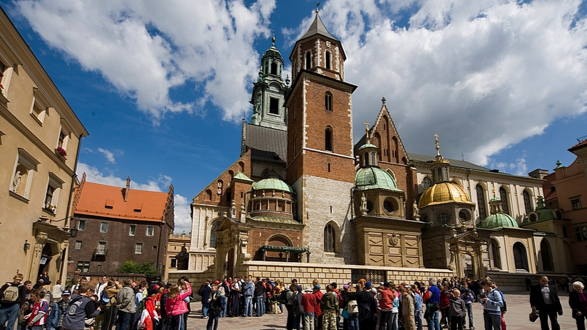 Kopuła Kaplicy Wazów na Wawelu została pokryta nową blachą miedzianą. Nadal trwają prace konserwatorskie we wnętrzu barokowego zabytku.