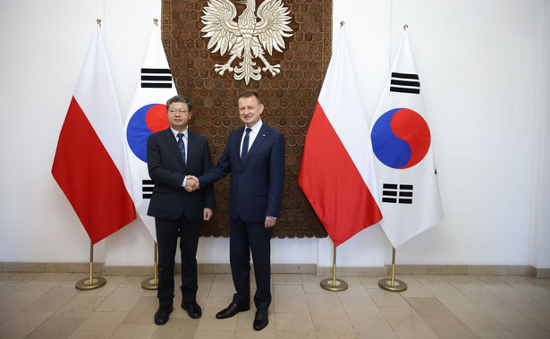 Wicepremier, minister obrony narodowej Mariusz Błaszczak (P) i wiceminister obrony Korei Dongjoon Yoo