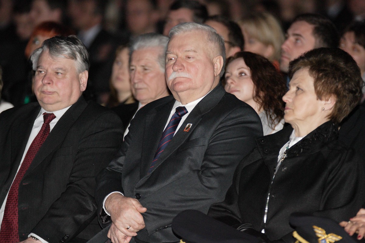 Bogdan Borusewicz oraz Lech i Danuta Wałęsowie