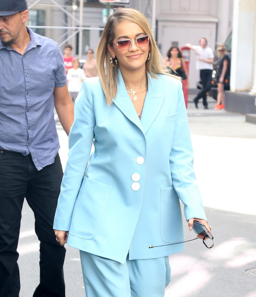 Rita Ora w niebieskim komplecie