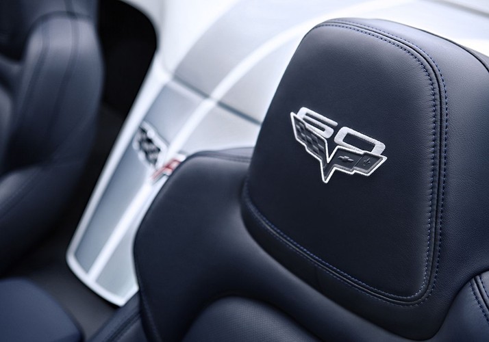 Dzięki temu auto waży 1522 kilogramów - biorąc pod uwagę moc 505 KM daje to stosunek mocy do masy wynoszący 3,01 kg/1 KM, czyli jeden koń mechaniczny przypada na 3,01 kilograma. Zdaniem speców to lepiej niż w Porsche 911 Turbo S Cabriolet - 3,31 kg, Audi R8 5.2 TSI Spyder - 3,44 kg, Aston Martin DBS Volante Convertible - 3,55 kg, Ferrari California Convertible - 3,77 kg