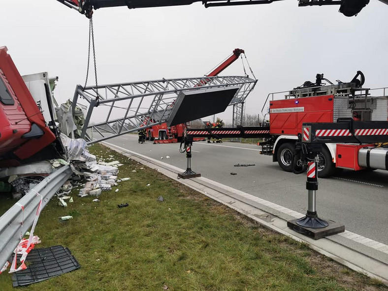 Przewrócona ciężarówka zablokowała drogę S7 w kierunku Radomia