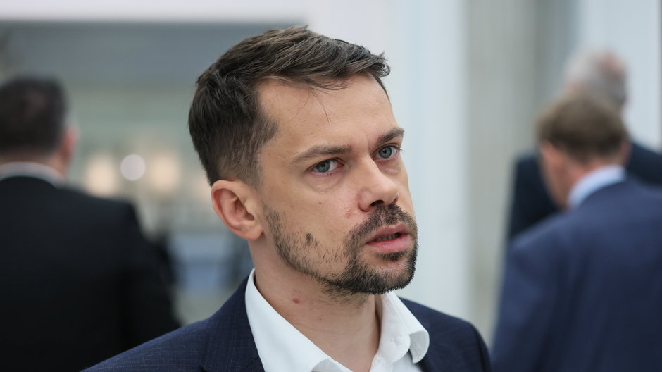 Wiceminister rolnictwa i rozwoju wsi Michał Kołodziejczak na korytarzu Sejmu w Warszawie
