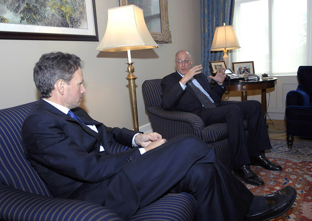 Wtorkowe spotkanie dwóch ministrów skarbu: Henry Paulsona ( w glębi) i Timothy Geithnera nt. planów ratunkowych. Fot Bloomberg