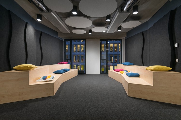 Business Garden inicjuje też akcje angażujące pracowników: są to np. zbiórki elektrośmieci, treningi sportowe czy kursy języków obcych. Sercem Business Garden jest recepcja, która spełnia rolę centralnego punktu komunikacyjnego. Personel tzw. Hospitality Desk pomoże w każdej sytuacji, wskazując drogę lub udzielając wsparcia technicznego.