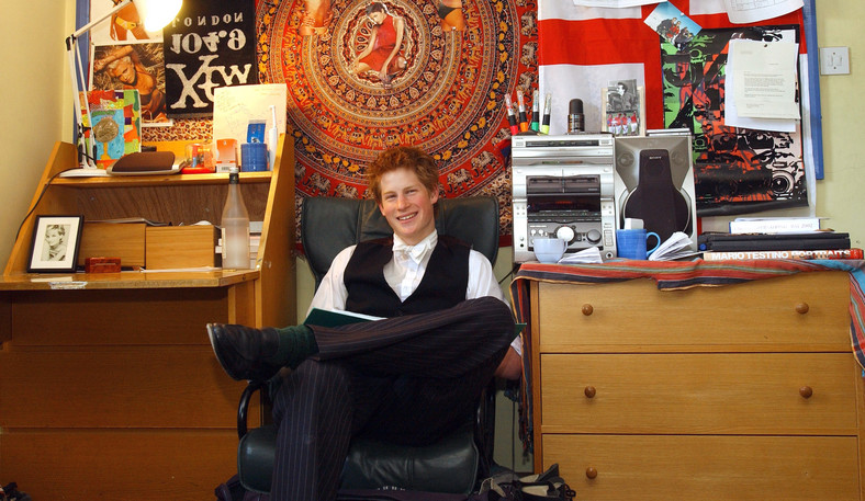 Książę Harry w dormitorium Eton College, 2003