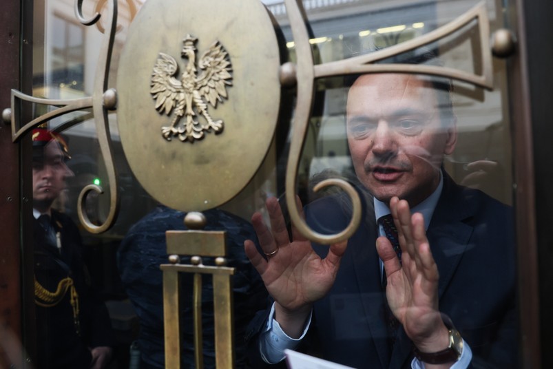 Szef Kancelarii Sejmu Jacek Cichocki (P) za drzwiami Sejmu w Warszawie