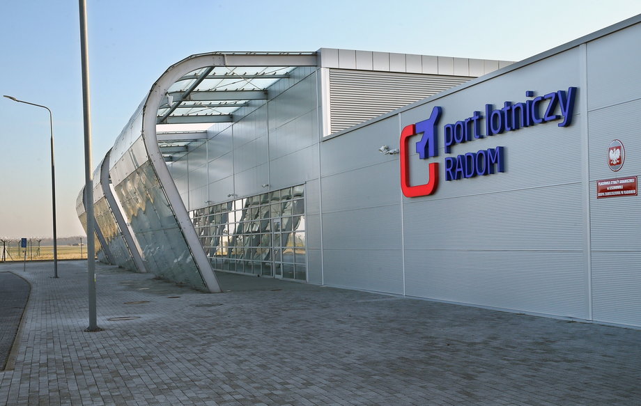 Lotnisko w Radomiu zostało wybudowane za pieniądze samorządu, bez inwestowania funduszy UE. Postawiono tam terminal odkupiony od lotniska Łódź-Lublinek