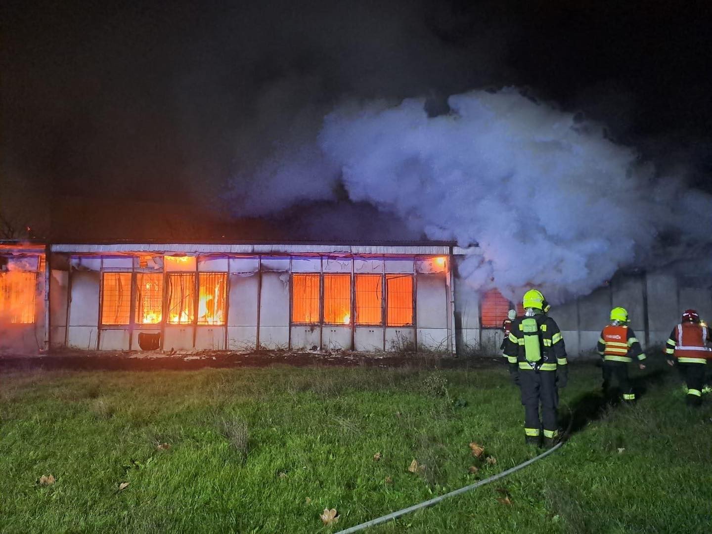 Bratislavskí hasiči zasahujú v mestskej časti Nové Mesto pri požiari neobývaných unimobuniek.