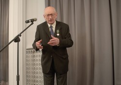 Bartoszewski przekazał Muzeum Historii Żydów cenne eksponaty