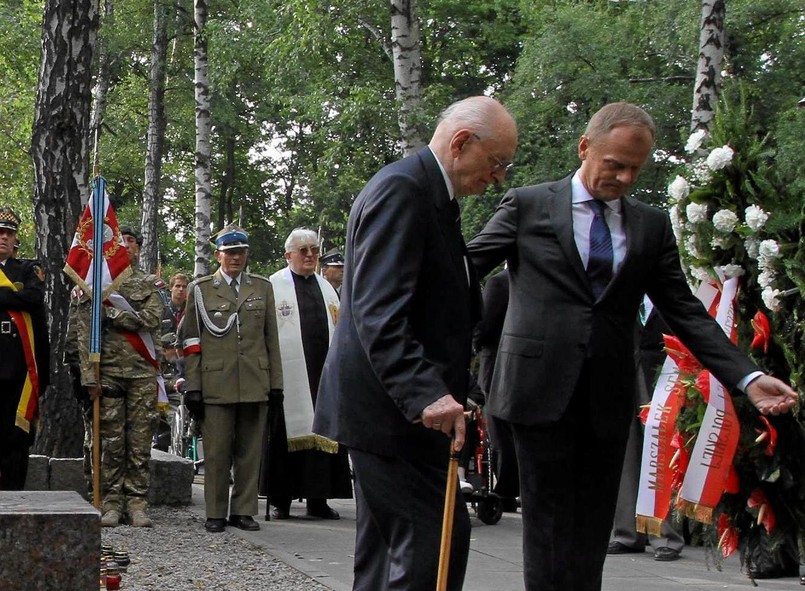 Tuż przed "Godziną W" na Powązkach Wojskowych ku pomnikowi Gloria Victis wciąż ciągnął tłum ludzi. Byli AK-owcy, świadkowie Powstania, mieszkańcy Warszawy, harcerze. Tłum gęstniał i gnał, by zdążyć dotrzeć pod pomnik. Ale gdy o godzinie 17 zabrzmiały syreny, wszyscy zatrzymali się. Trwali tak bez ruchu również w czasie odgrywania hymnu narodowego.