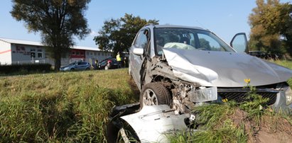 Jechała po dziecko do przedszkola, wbiła się pod samochód