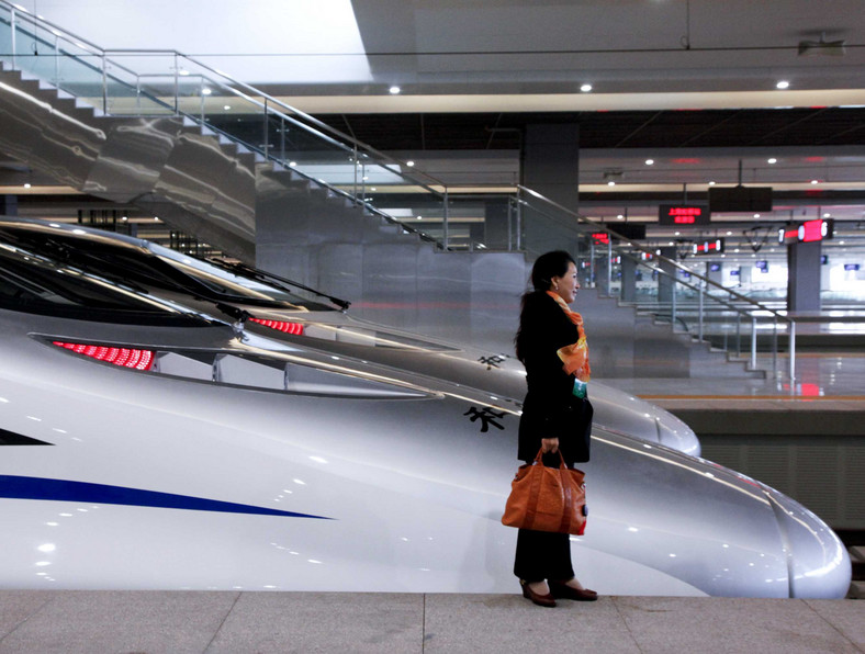 Od grudnia 2009 roku najszybszy chiński pociąg kursuje z prędkością 350 km na godzinę na trasie Kanton-Wuhan.