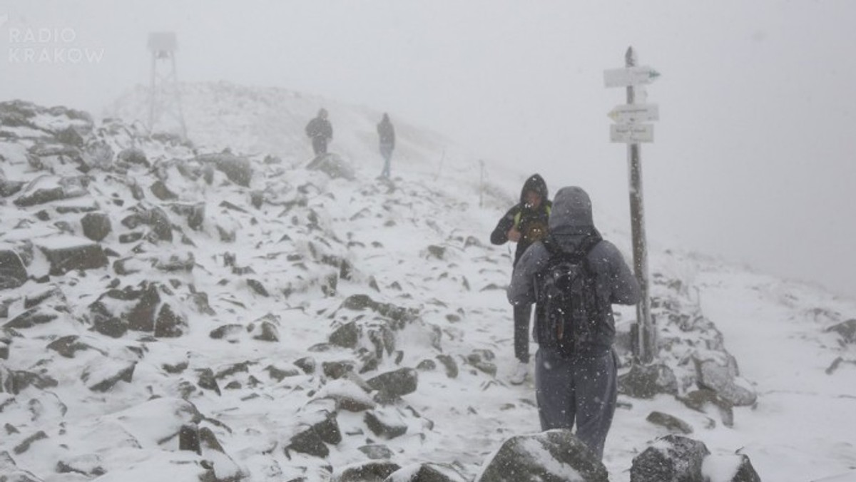 W górach w strefie wysokogórskiej już od kilku dni w wielu miejscach zalega śnieg. W nocy temperatury spadają już poniżej zera, a w ciągu dnia jest wyjątkowo chłodno - informuje Radio Kraków.