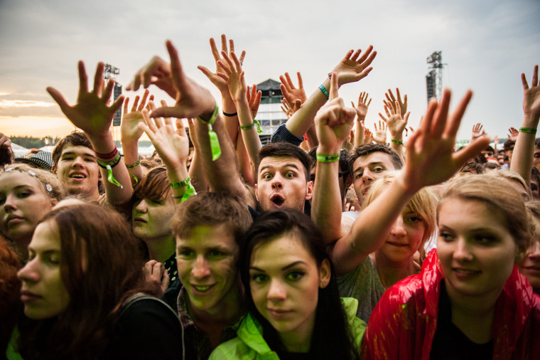 Publiczność pod sceną na festiwalu Heineken Open'er (fot. Monika Stolarska/Onet)