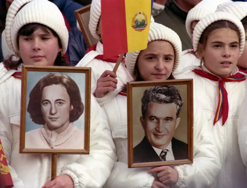 Dzieci na jednym z ostatnich publicznych przemówień Ceaușescu, listopad 1989 r.