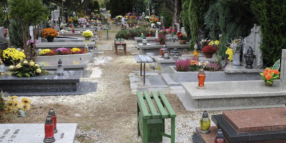 Gostyń: grabarz pochował dziecko w złym miejscu i sam przeniósł urnę