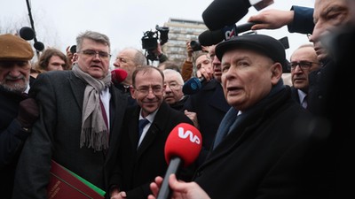 Warszawa, 07.02.2024. Politycy PiS Mariusz Kamiński (C) i Maciej Wąsik (2L) oraz prezes PiS Jarosław Kaczyński (P) przed Sejmem w Warszawie