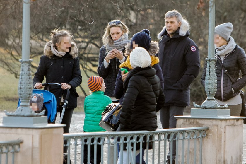 Michał Żebrowski z żoną Aleksandrą i dziećmi na spacerze w parku