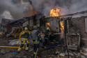 Strażacy gaszą pożar w magazynie, który ucierpiał w wyniku rosyjskiego ostrzału artyleryjskiego, Charków, północno-wschodnia Ukraina, 28 marca 2022 r. 